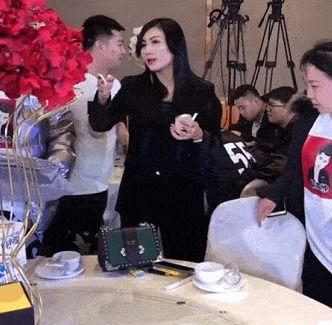 男子爆料五嫂视频播放,揭秘网络爆料的背后真相 第2张 男子爆料五嫂视频播放,揭秘网络爆料的背后真相 第2张